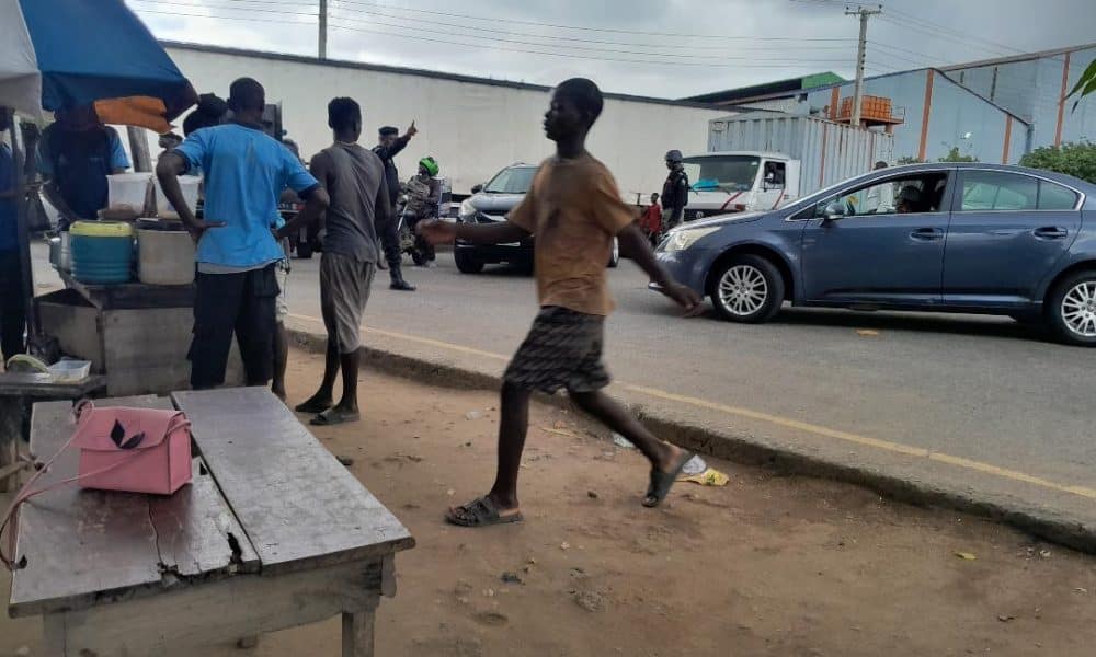 Lagos Police Block Roads Near APC Secretariat Amid Protests
