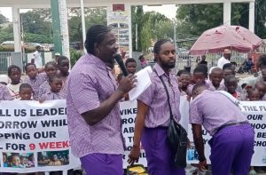 VIDEO: VeryDarkman Leads Schoolchildren To Protest In Front Of Wike’s House In Abuja