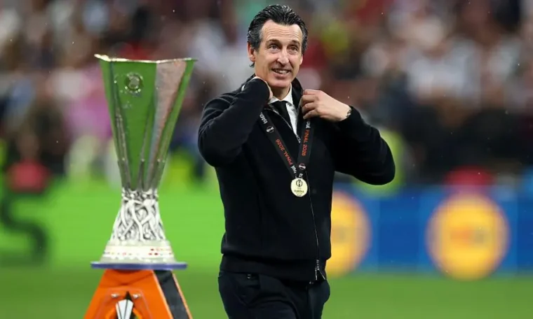 Unai Emery with his 2025-2026 Europa League medal.