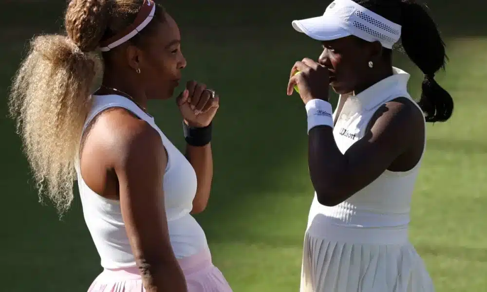 Serena Williams and Victoria Mboko during their first game in the Queen's Club.