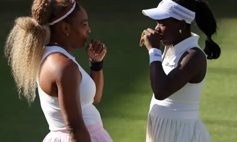Serena Williams and Victoria Mboko during their first game in the Queen's Club.