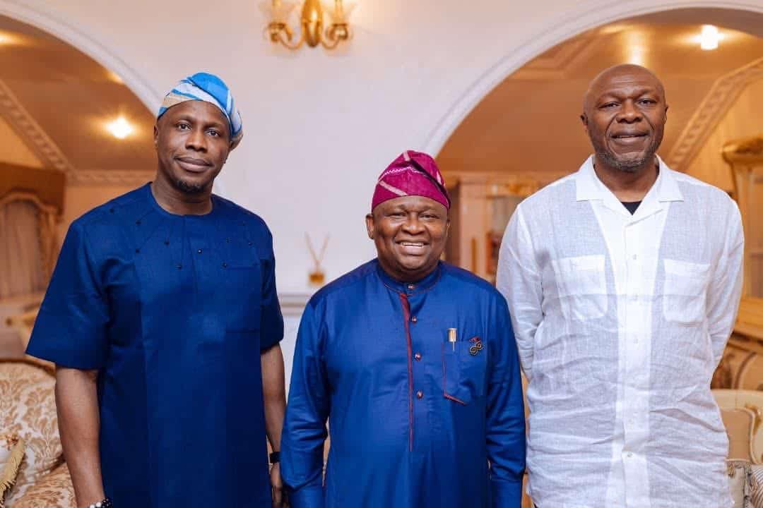 Solomon Adeola (centre) flanked by former President Olusegun Obasanjo sons.