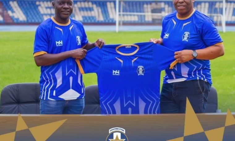 Coach Nurudeen Aweroro and Shooting Stars chairman, Honourable Taiwo Lekan Salami during the manager's unveiling in Ibadan.