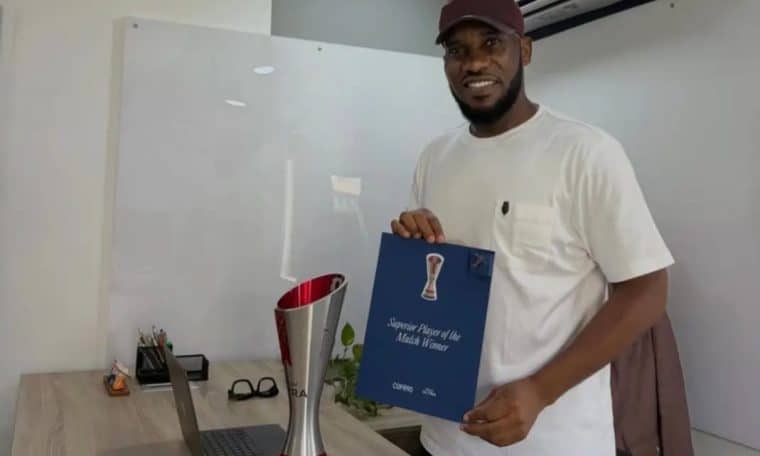 Jay Jay Okocha posing with his special recognition award from FIFA.