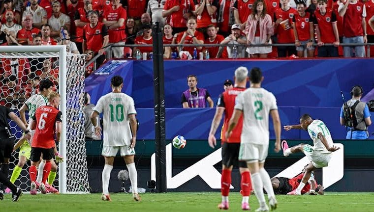 Austrian and Algerian players in action at the 2026 FIFA World Cup.