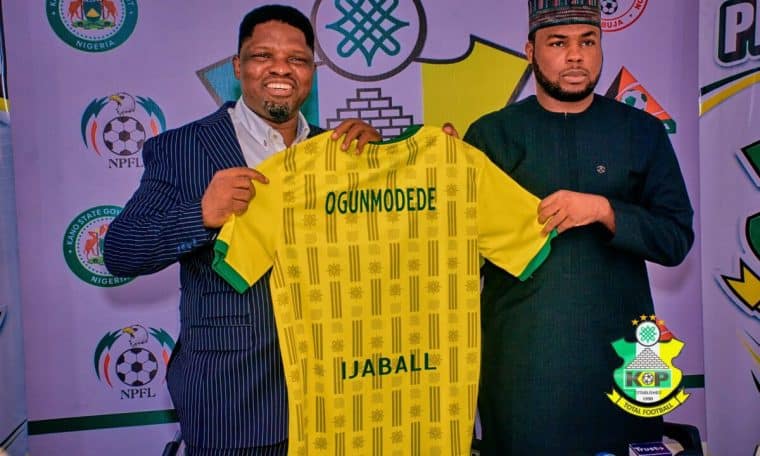 Daniel Ogunmodede (left) at his unveiling as Kano Pillars coach on Saturday, July 11.