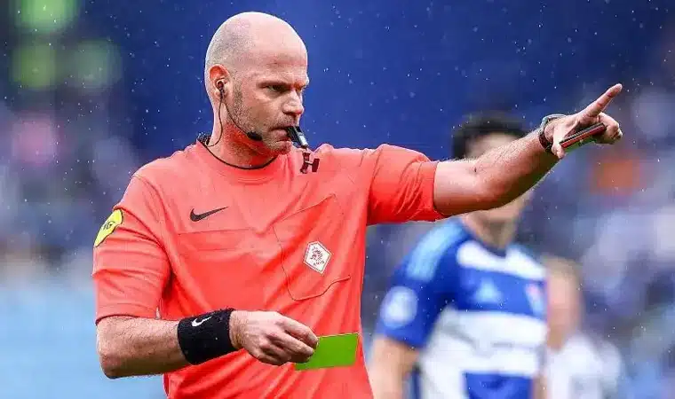Referee Rob Dieperink