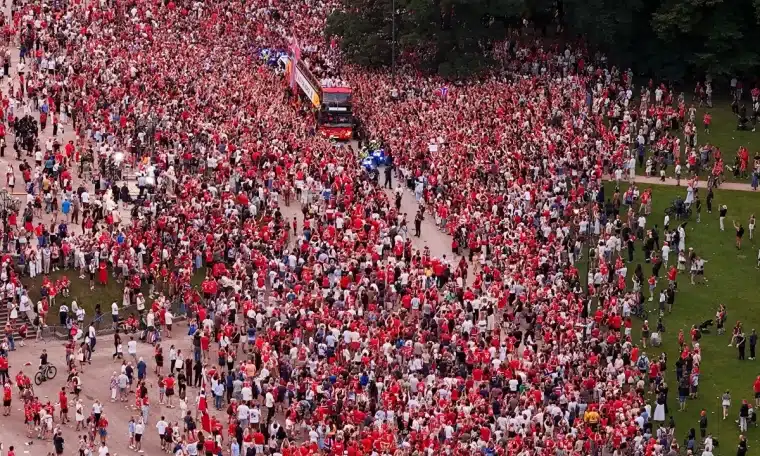 Norwegians line up in the streets to welcome back the Norway national team from the 2026 FIFA World Cup.