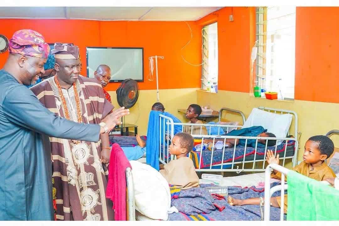 Alaafin Visits Rescued Oyo Pupils, Teachers