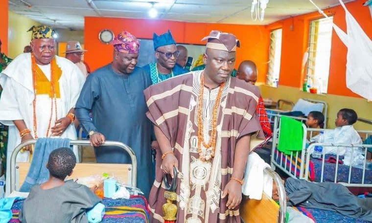 Alaafin of Oyo paid a sympathy visit to the rescued Oriire school pupils and teachers where they were receiving treatment after their freedomAlaafin of Oyo paid a sympathy visit to the rescued Oriire school pupils and teachers where they were receiving treatment after their freedom