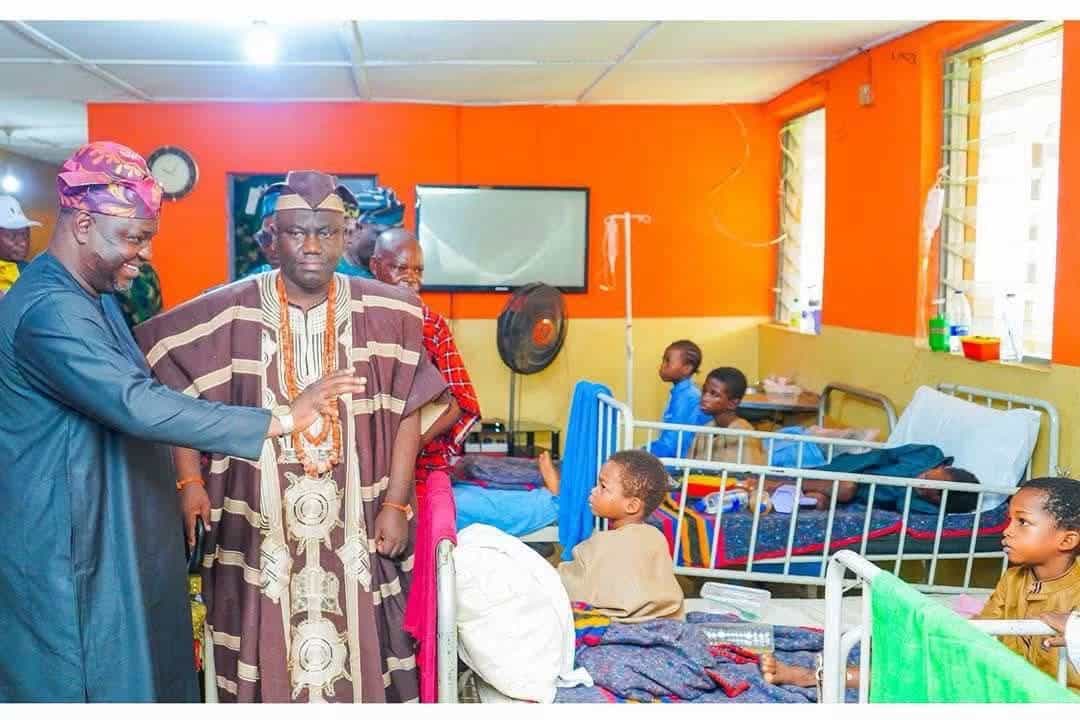 Alaafin Visits Rescued Oyo Pupils, Teachers