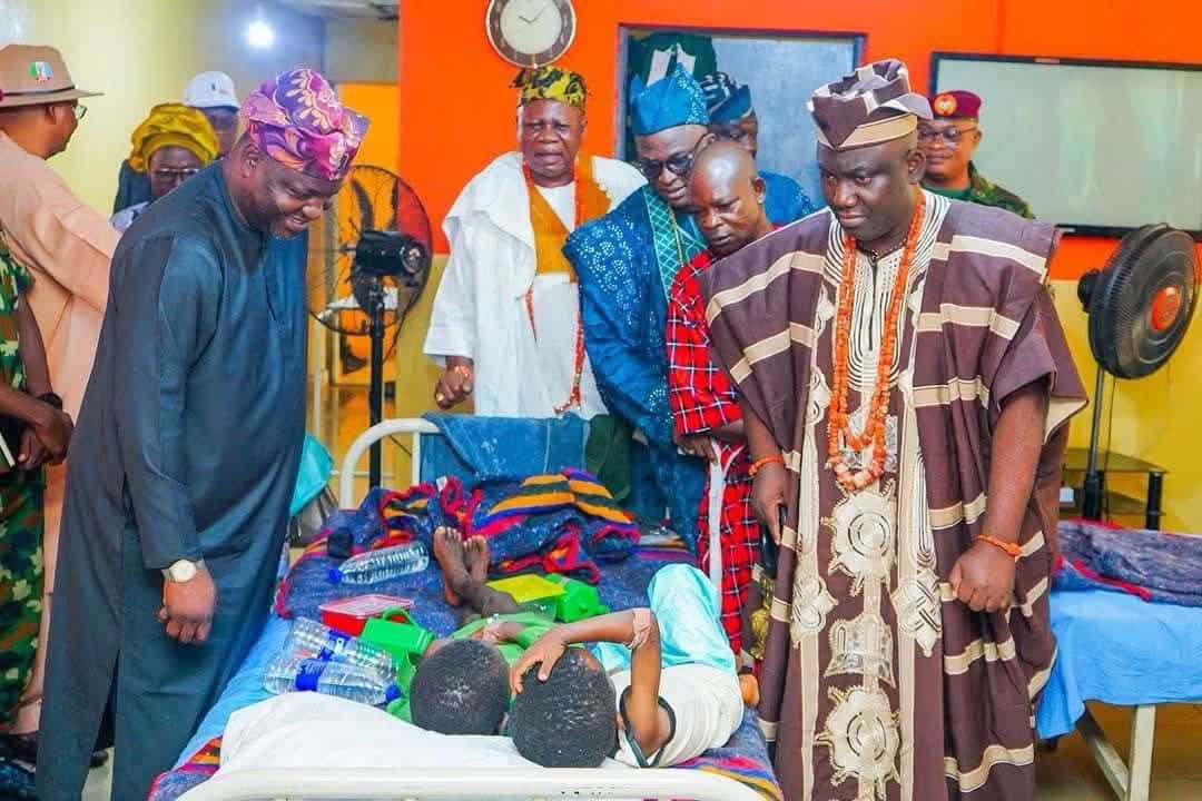 Alaafin Visits Rescued Oyo Pupils, Teachers