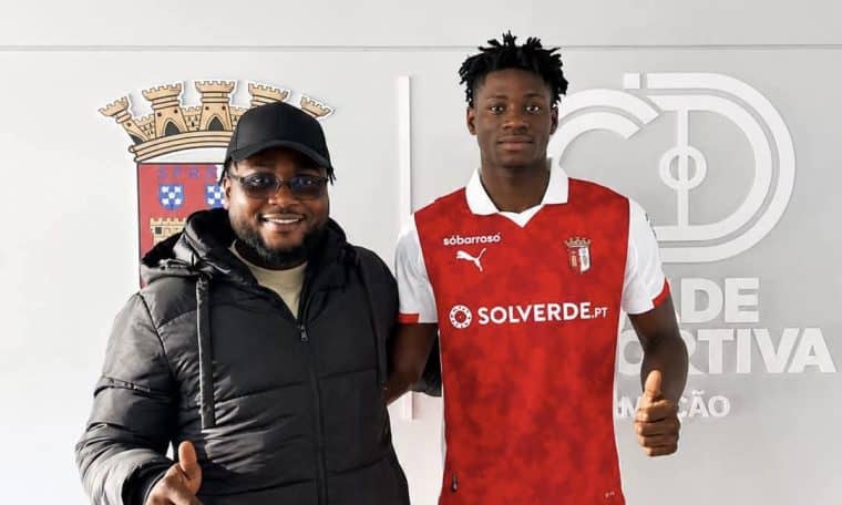 Adebisi Olamikun (right) during his unveiling as Sporting Braga's player.