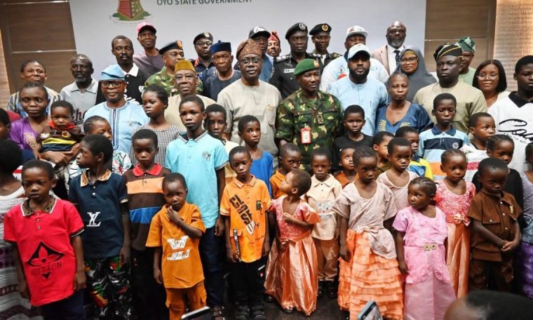 Governor Makinde, Nigerian army officials, and rescued victims. [Image Credit: Omoluabi FM]