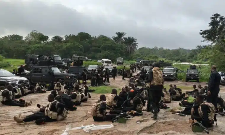 Security Operatives While On Mission To Rescue Oyo Pupils, Teachers