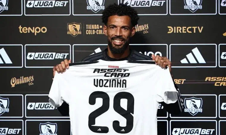 Vozinha during his unveiling as Colo Colo player in Chile.