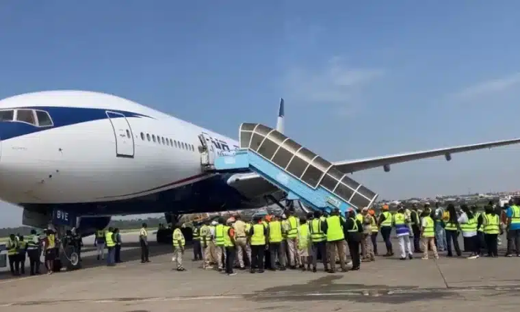Government officials receiving Nigerian returnees from South Africa