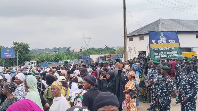 Pictures: Gov Adeleke’s Wife, Others Storm Police HQ, Make Demand Ahead Of Osun Gubernatorial