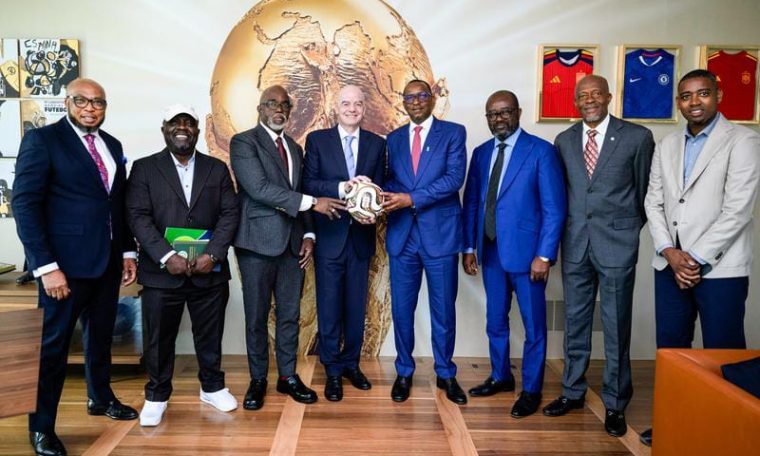 Nigerian delegates posing with FIFA President Gianni Infantino.