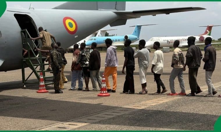 Nigerians returning from Ghana